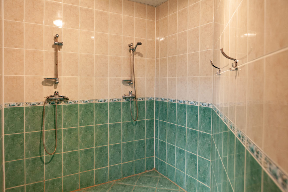 Танцевальный зал в Аквапарке г. Кобрин - душевая в раздевалке